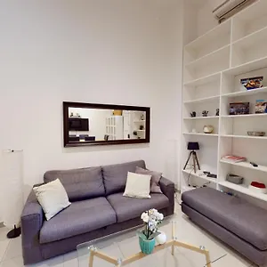 Spacious 3 Bedroom Maisonette Appartamento